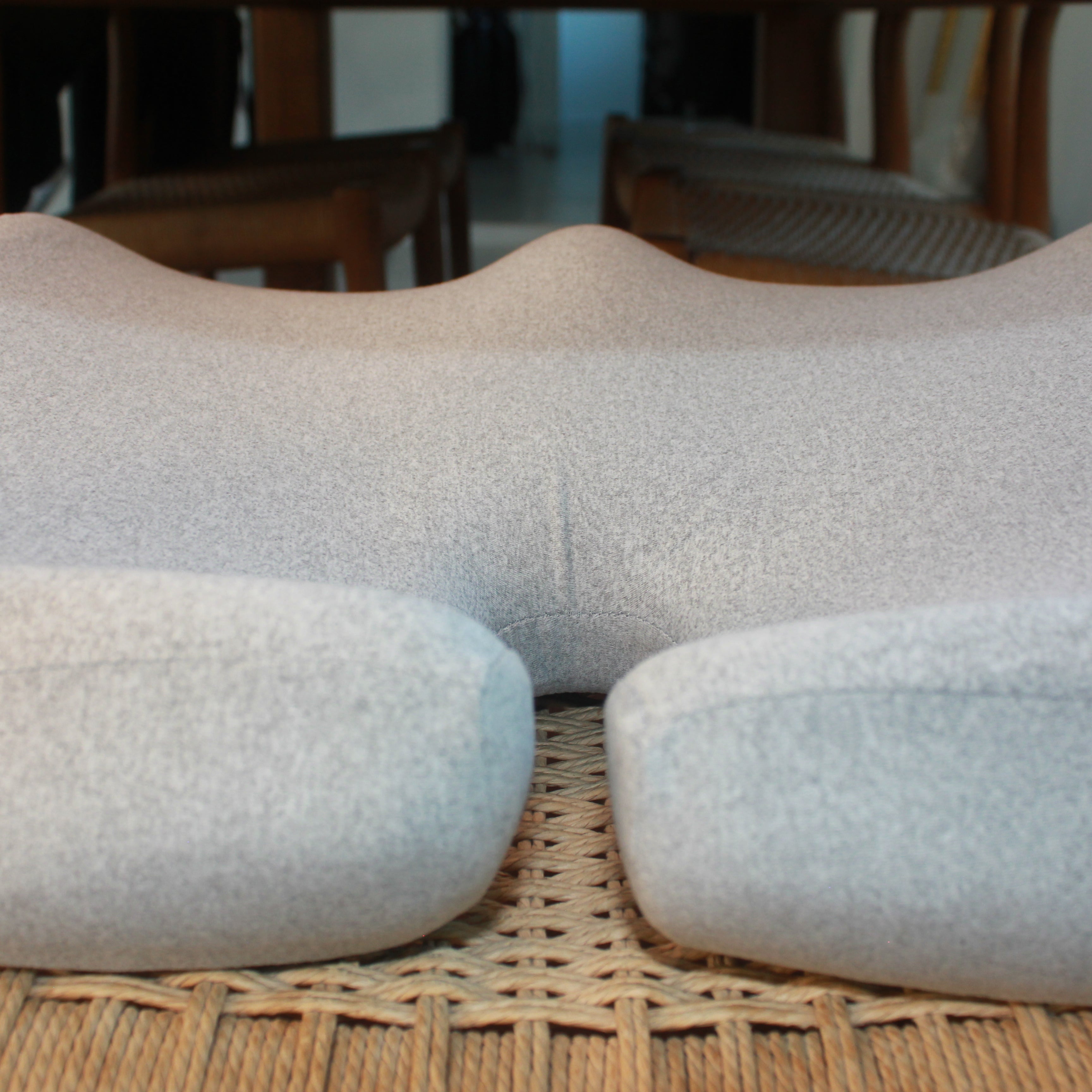 Detaljebillede af ergonomisk memory foam siddepude i grå på fletstol. Fremhæver udskæring og form, der aflaster rygsøjle og haleben. Copenhagen Comfort.