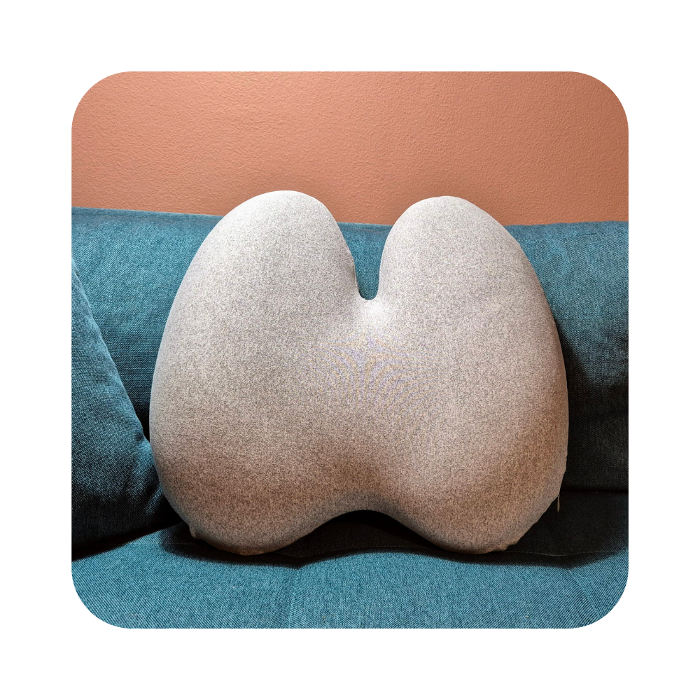 Copenhagen Comfort memory foam rygpude i grå, placeret i sofa. Komfortabel støtte til ryg og nakke under daglig brug.