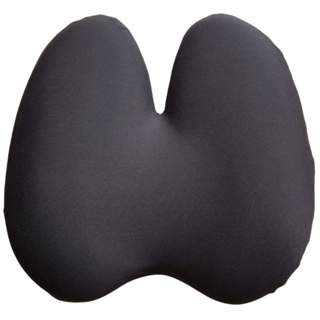 Sort ergonomisk memory foam rygpude – packshot fra Copenhagen Comfort. Aktiv støtte til ryggen med justerbar rem og aftageligt betræk.