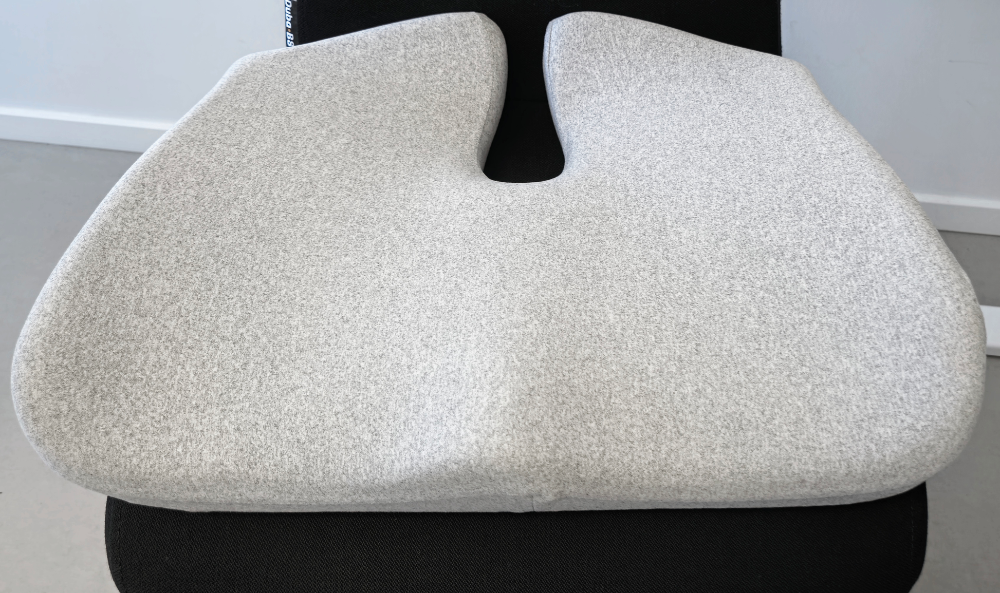 Grå memory foam siddepude på stol – ergonomisk støtte til ryg og hofter. Fra Copenhagen Comfort.