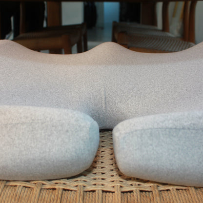 Detaljebillede af ergonomisk memory foam siddepude i grå på fletstol. Fremhæver udskæring og form, der aflaster rygsøjle og haleben. Copenhagen Comfort.