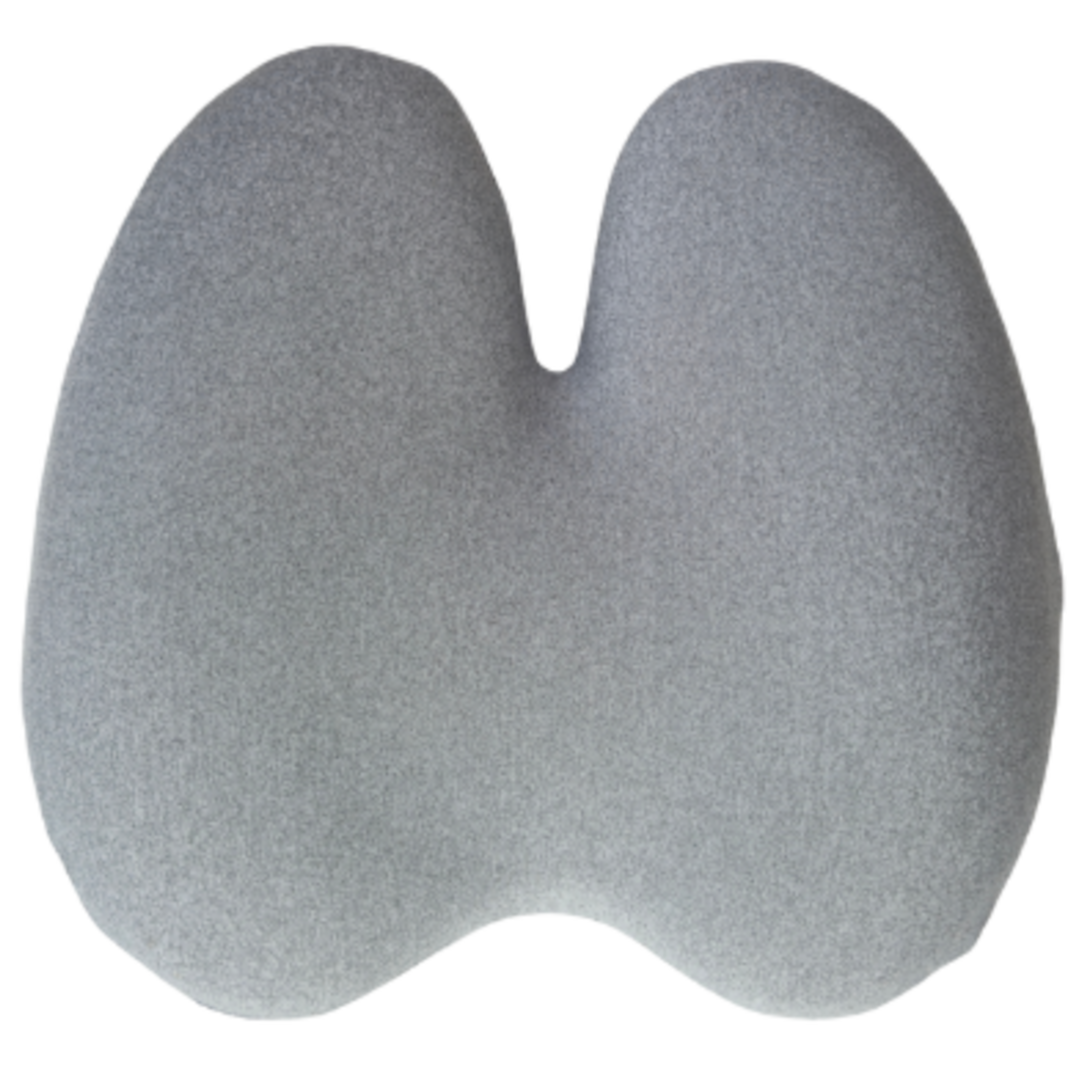 Grå ergonomisk memory foam rygpude fra Copenhagen Comfort. Klassisk packshot med åndbart betræk og trykaflastende støtte til ryggen.