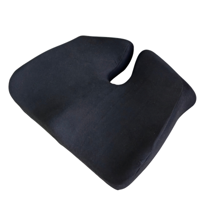 Packshot af sort ergonomisk memory foam siddepude med udskæring. Designet til at aflaste ryg og hofter ved stillesiddende arbejde. Copenhagen Comfort.